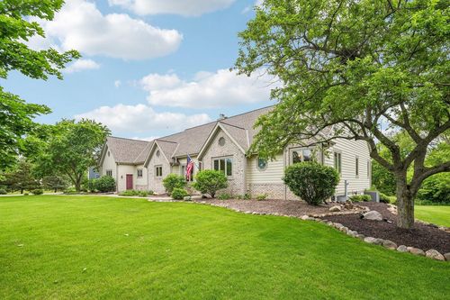 240 Crystal Drive, Hartland, WI, 53029 | Card Image