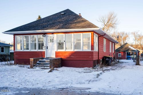 320 5th Ave Sw, Jamestown, ND, 58401-4038 | Card Image