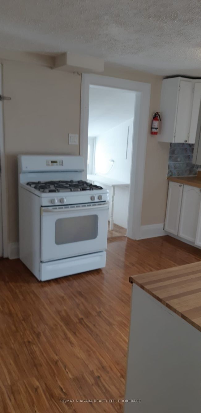 146 Burgar St, Home with 7 bedrooms, 3 bathrooms and 3 parking in Welland ON | Image 17