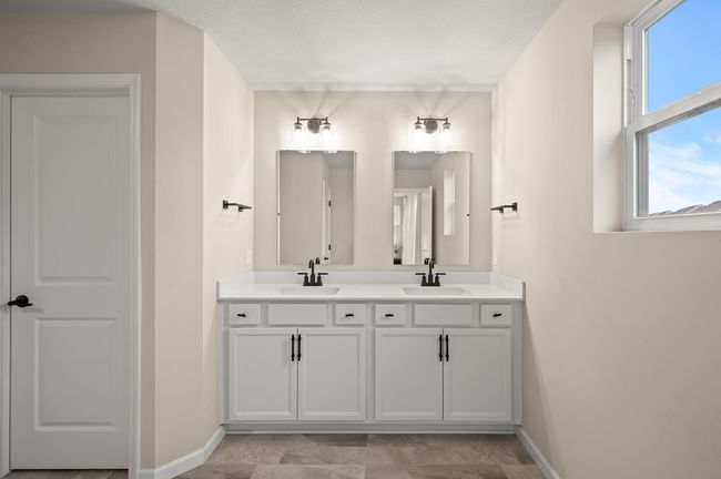 Double Vanity sink in primary bathroom | Image 19