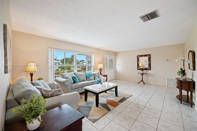 6905 Nw 73 Rd St, House other with 2 bedrooms, 2 bathrooms and null parking in Tamarac FL | Image 4