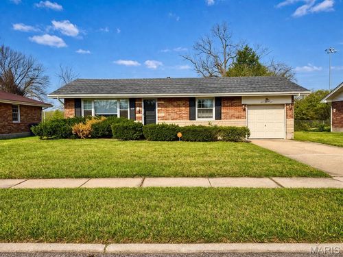 325 Royce Dr, Saint Louis, MO, 63135-3032 | Card Image