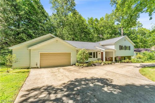 6821 Thornapple Dr, Gates Mills, OH, 44040-9644 | Card Image