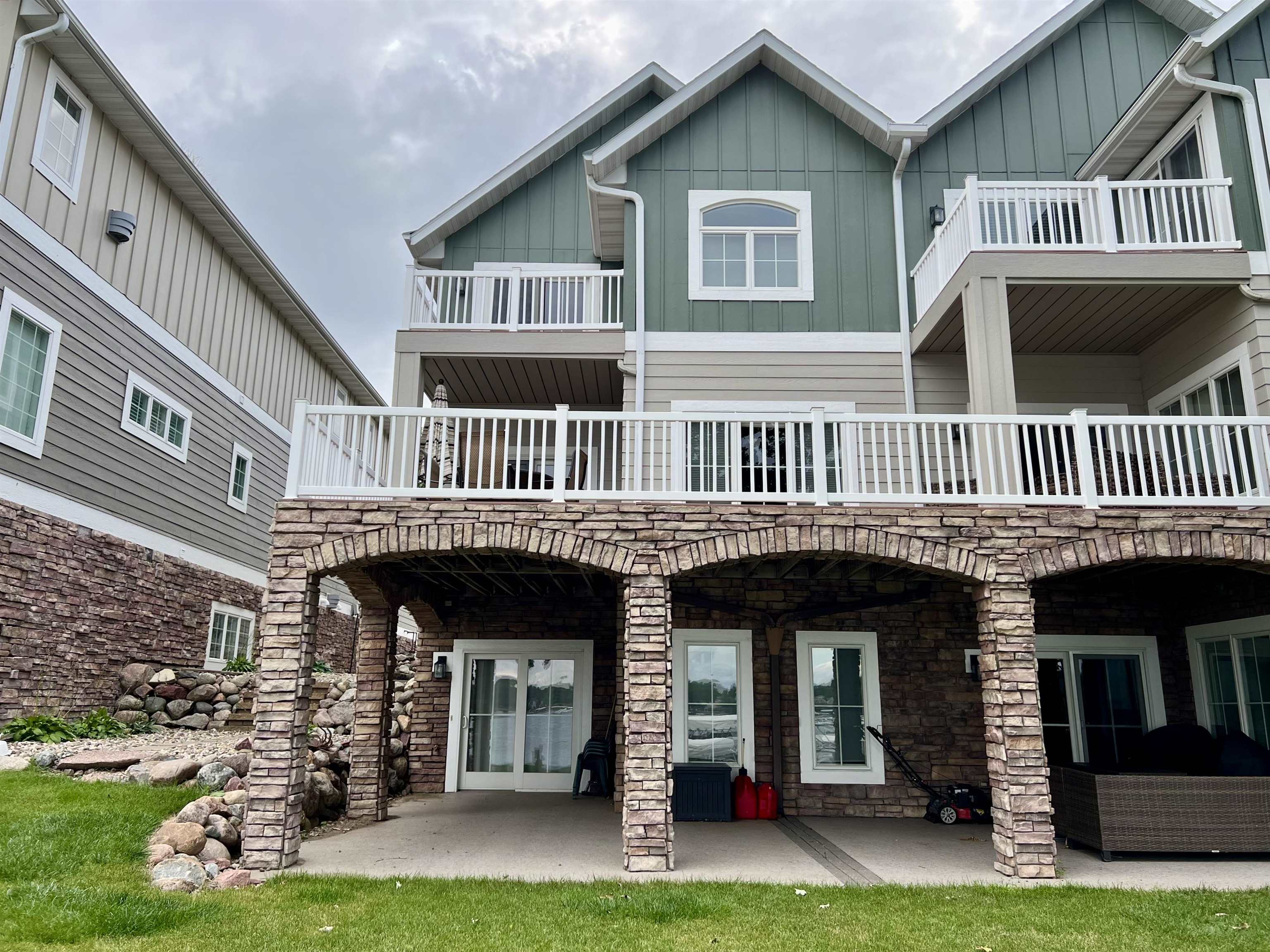 Bridgeport Ln, Spirit Lake, IA 51360