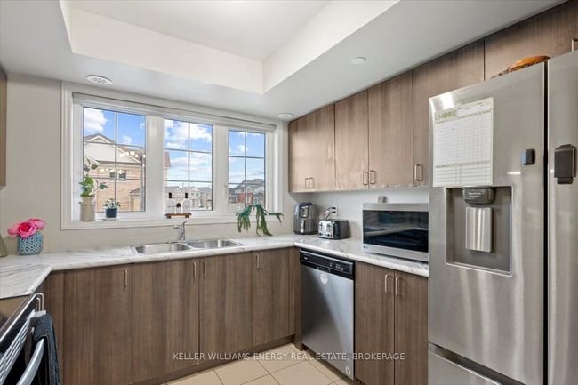 2372 Chevron Prince Path, Condo with 3 bedrooms, 3 bathrooms and 1 parking in Oshawa ON | Image 8