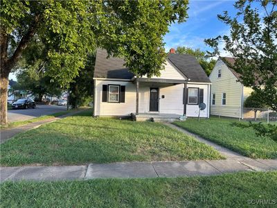 View of front of home featuring a front lawn | Image 1