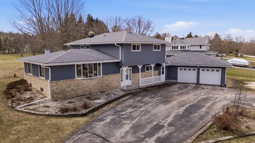 3975 Margolis Dr, West Bend, WI, 53095-9222 | Card Image