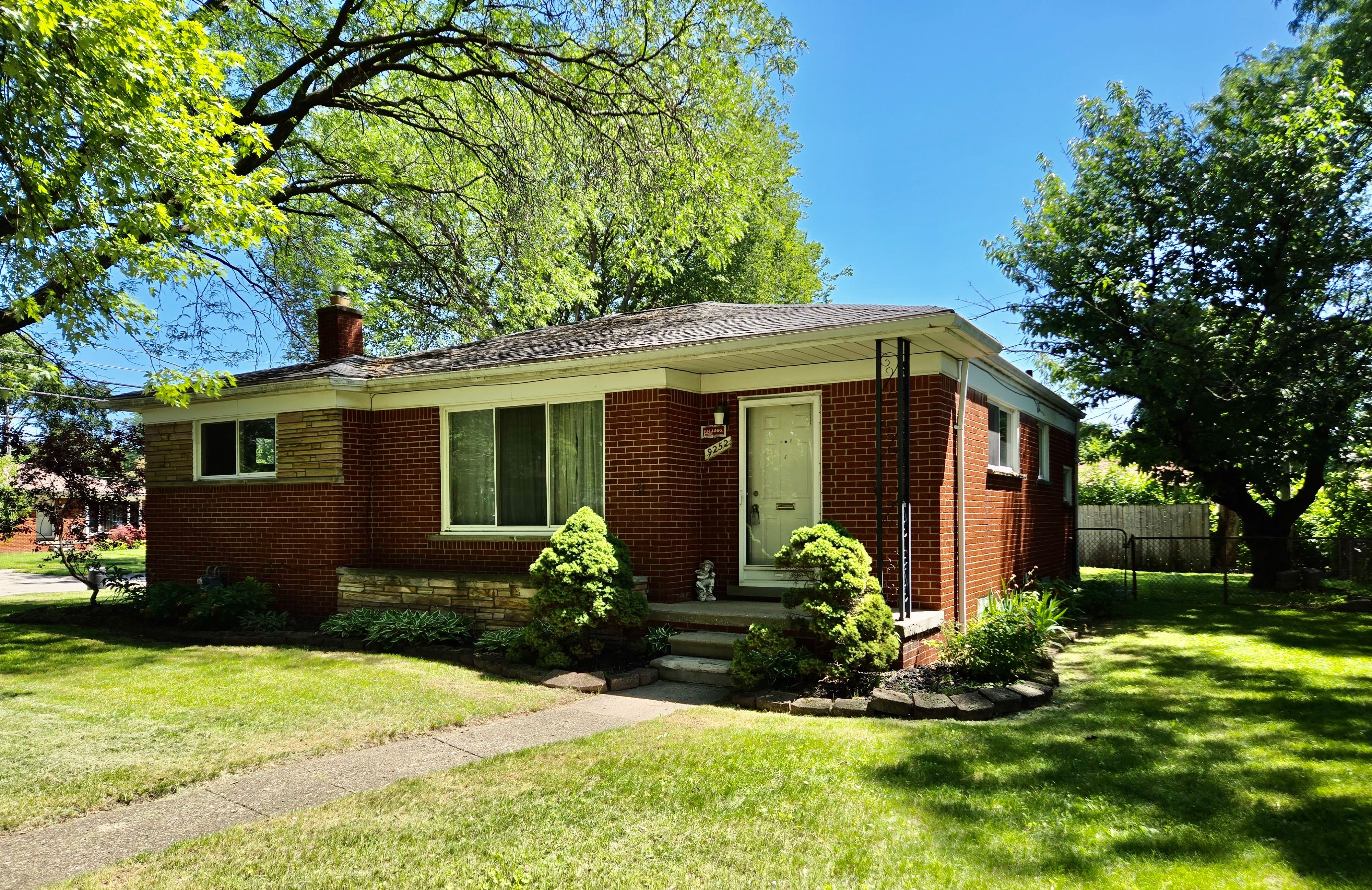 Kinloch , Redford, MI 48239