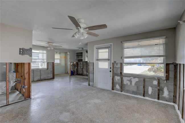 13313 2 Nd St E, House other with 2 bedrooms, 1 bathrooms and null parking in Madeira Beach FL | Image 6