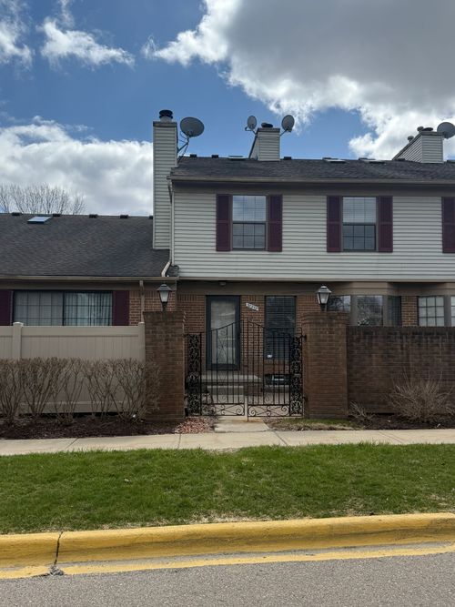 38959 Country Cir, Farmington Hills, MI, 48331-1032 | Card Image