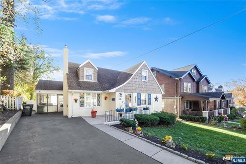 81 W Gouverneur Ave, Rutherford, NJ, 07070-2650 | Card Image