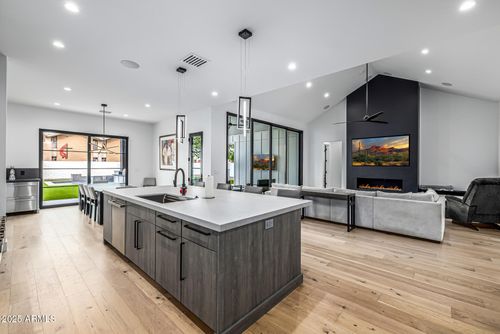 7851 N Central Ave, Phoenix, AZ, 85020-4025 | Card Image