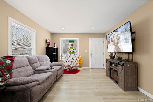 19800 Oakfield St, Detroit, MI, 48235-2286 | Card Image