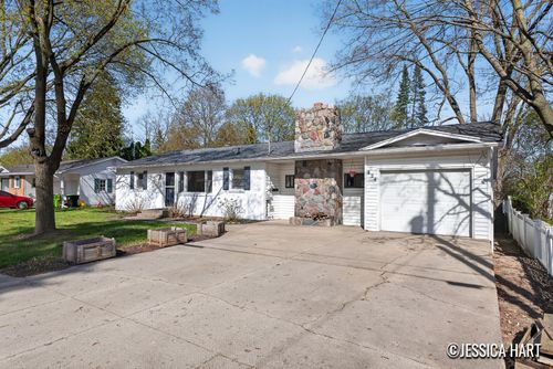 424 Luray St, Greenville, MI, 48838-2133 | Card Image