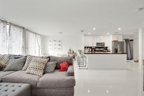 d49-3961 Adra Ave, Doral, FL, 33178-2904 | Card Image