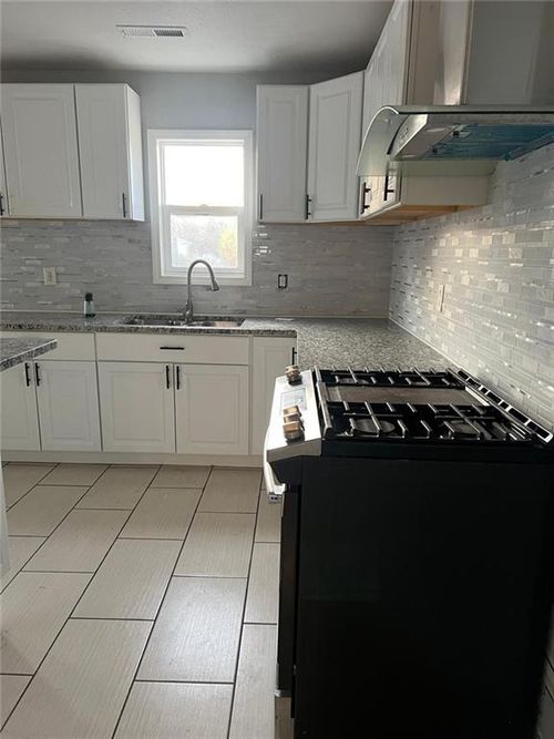 1412 N Ash St, Nevada, MO, 64772-1103 | Card Image