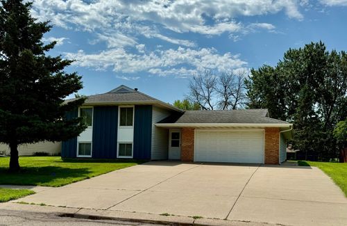 188 150th St W, Apple Valley, MN, 55124-8913 | Card Image