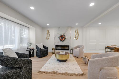 2001 Wellington Ct, Westbury, NY, 11590-5855 | Card Image