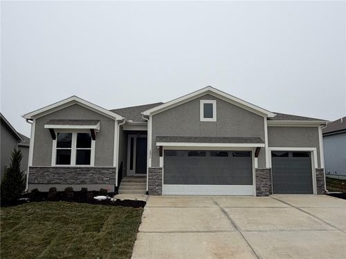 4624 Sw Robinson Dr, Lee's Summit, MO, 64083-6118 | Card Image