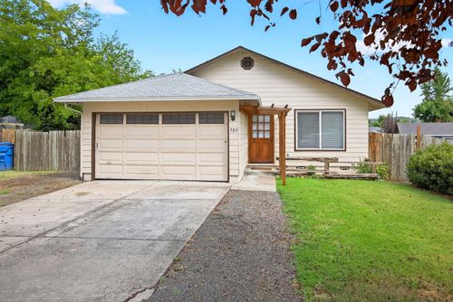 589 Clearview Way, Eagle Point, OR, 97524-9565 | Card Image