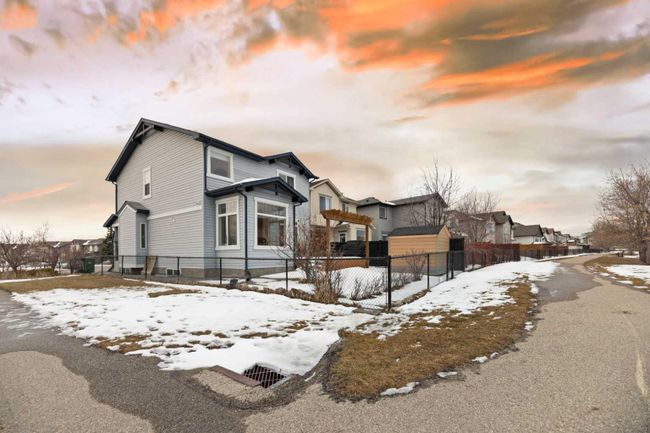 1260 Everridge Drive Sw, Home with 5 bedrooms, 3 bathrooms and 5 parking in Calgary AB | Image 6