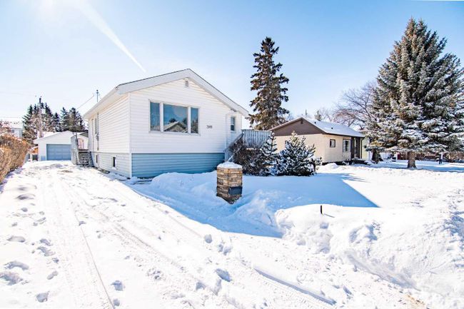 3911 45 Street, Home with 3 bedrooms, 2 bathrooms and 1 parking in Red Deer AB | Image 4