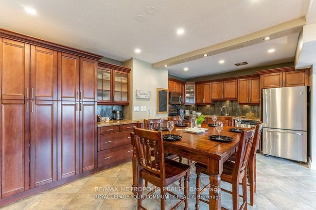 704 - 15 Elizabeth St N, Condo with 3 bedrooms, 2 bathrooms and null parking in Mississauga ON | Image 13