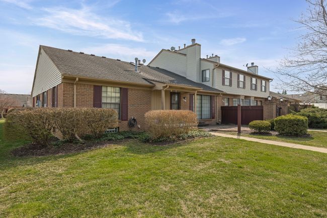 38906 Country Cir, Condo with 2 bedrooms, 3 bathrooms and null parking in Farmington Hills MI | Image 28