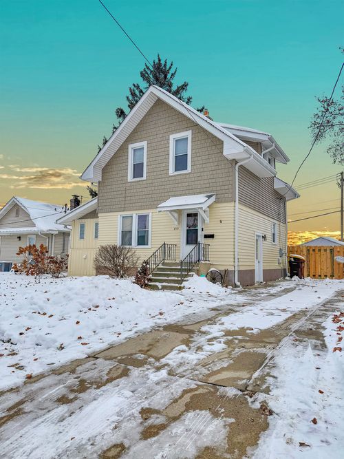 813 W Cleveland St, Freeport, IL, 61032-6209 | Card Image