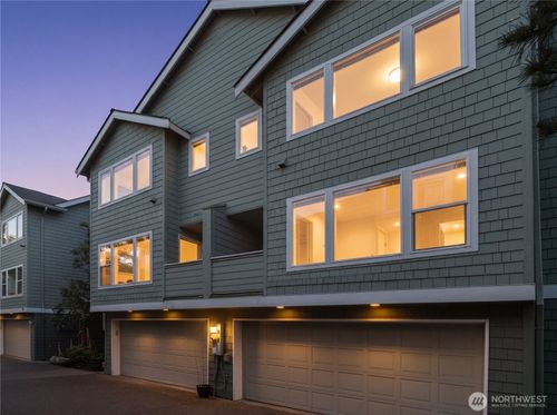 205-205 27th Ave S, Seattle, WA, 98144-2407 | Card Image