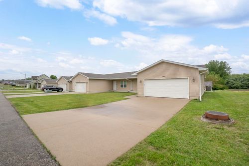 5480 Summerland Dr, Waterloo, IA, 50701-9611 | Card Image