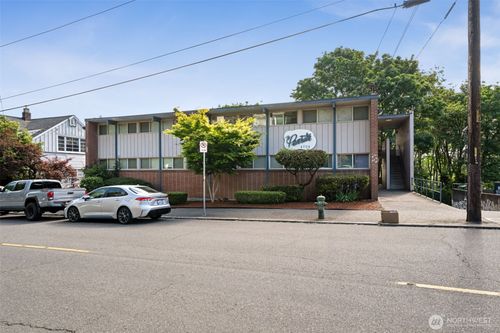 4704 22nd Ave Ne, Seattle, WA, 98105-5747 | Card Image