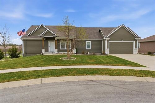720 Gamma Grass Pl, Raymore, MO, 64083-8353 | Card Image