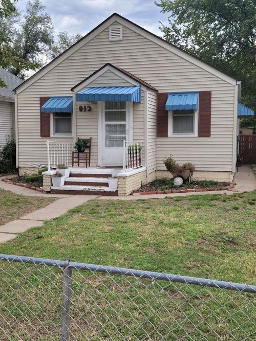 812 E 6th Ave, Hutchinson, KS, 67501-2216 | Card Image