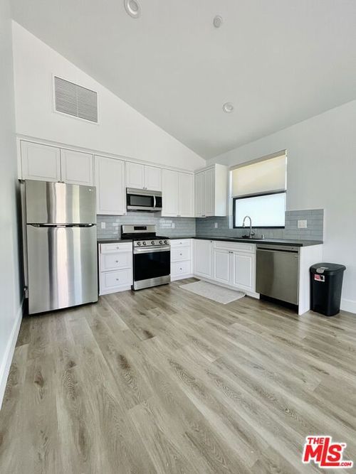 11922 Isis Ave, Inglewood, CA, 90304-1060 | Card Image
