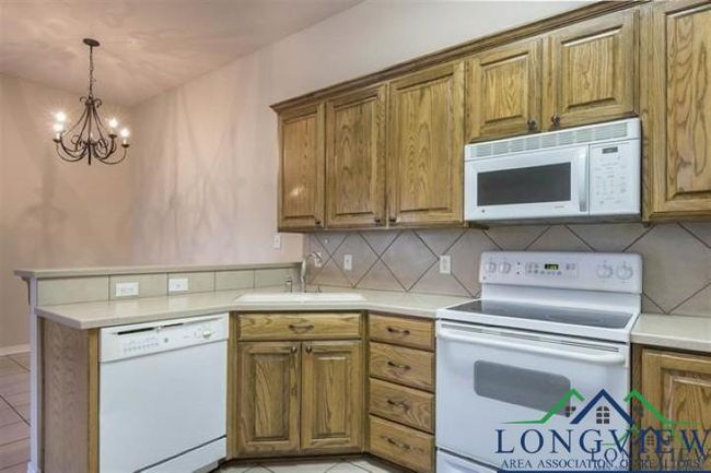 816 Toler Rd, Townhouse with 3 bedrooms, 2 bathrooms and null parking in Longview TX | Image 9