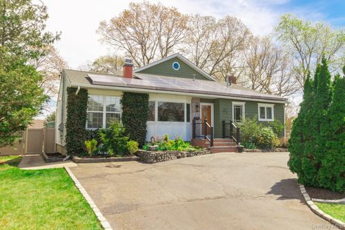 11 Harvest Ln, West Islip, NY, 11795-1222 | Card Image