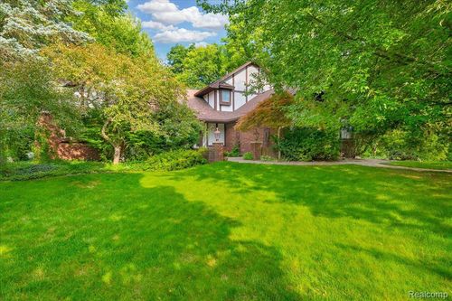 2241 Willow Leaf Dr, Rochester Hills, MI, 48309-3737 | Card Image
