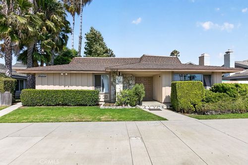 16572 Goldenwest St, Huntington Beach, CA, 92647-4452 | Card Image