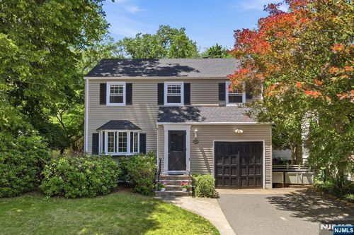 212 Grove Ave, Verona, NJ, 07044-1704 | Card Image