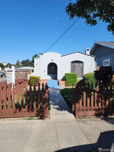 22166 Montgomery Street, House other with 2 bedrooms, 1 bathrooms and 3 parking in Hayward CA | Image 3