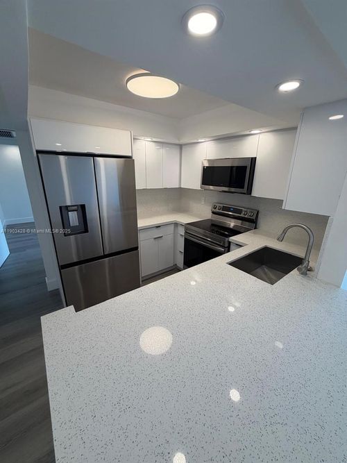 apt-501-801 Three Islands Blvd, Hallandale Beach, FL, 33009-2834 | Card Image