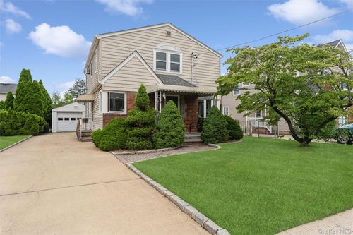 163 Bregman Ave, New Hyde Park, NY, 11040-2066 | Card Image