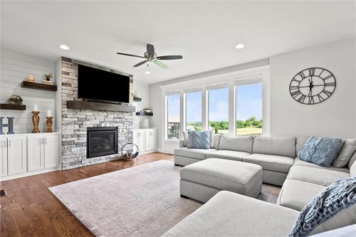 2312 Sw Morris Dr, Lee's Summit, MO, 64082-4193 | Card Image