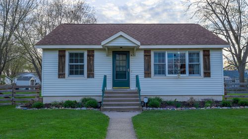 718 Maple St, Chippewa Falls, WI, 54729-3224 | Card Image