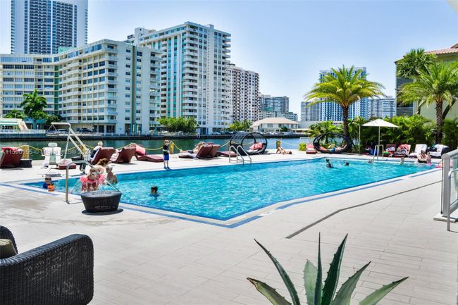 R2303 - 2602 E Hallandale Beach Blvd, Condo with 2 bedrooms, 2 bathrooms and null parking in Hallandale Beach FL | Image 4
