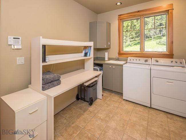 Spacious main level mud room/laundry | Image 50