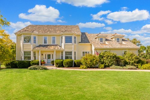 11425 N Carriage Ct, Mequon, WI, 53092-2145 | Card Image