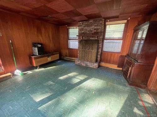 1750 Peconic Bay Blvd, Laurel, NY, 11948-1752 | Card Image