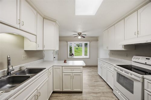 a-4019 Summerfield Ln Ne, Cedar Rapids, IA, 52402-7571 | Card Image